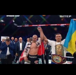 Украинец Александр Усик выиграл первый титул чемпиона мира по боксу