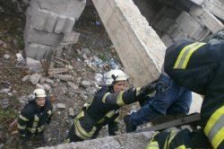 Спасатели достали ребенка из подвала недостроя в Мариуполе 