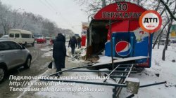 В Киеве фура снесла остановку и парикмахерскую