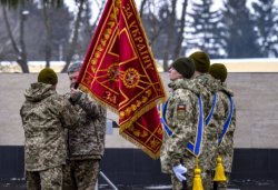 Порошенко вручил боевое знамя 142-му центру ССО в Бердичеве