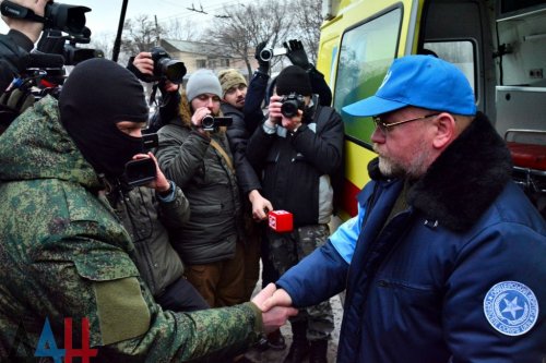 Обнародованы фото передачи боевиками ДНР украинских пленниц