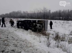 Под Запорожьем перевернулся автозак: есть пострадавшие