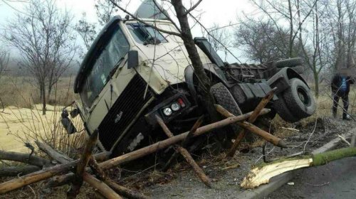 Возле блокпоста на окраине Мариуполя перевернулся грузовик 