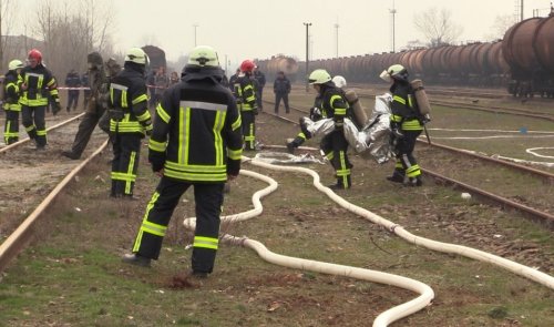 Эвакуировали население, тушили цистерны с толуолом и аммиаком, обезвредили мины: ГСЧС провели масштабные учения на Луганщине