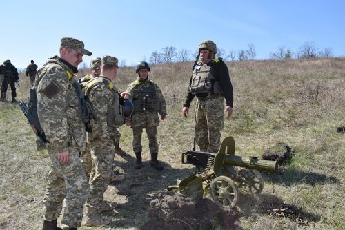 Украинские военные провели учебные стрельбы в Луганской области 