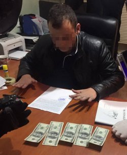 В Одесской области полицейского поймали на взятке $500 
