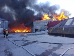 В Киевской области горит фабрика 