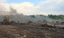 В Полтавской области вторые сутки тушат пожар на мусорной свалке
