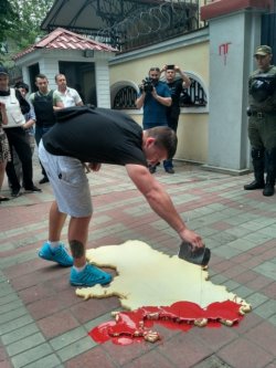 В Харькове пикетировали генконсульство России