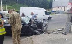 В Киеве автомобиль военных прокуроров врезался в столб