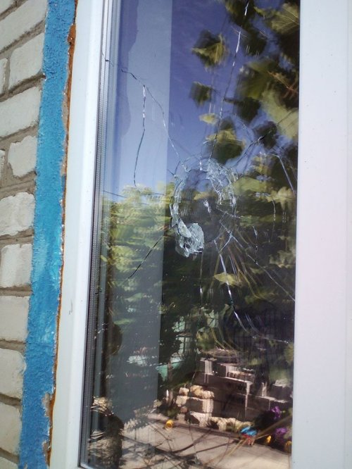 В Станице в результате обстрела повреждено окно в жилом доме (фото)