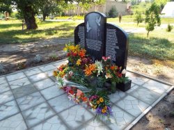 В Станице поставили памятник погибшим с начала АТО мирным жителям 