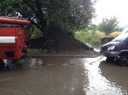 На Донетчине спасатели вызволяли маршрутку и легковой автомобиль из провалов на дорогах