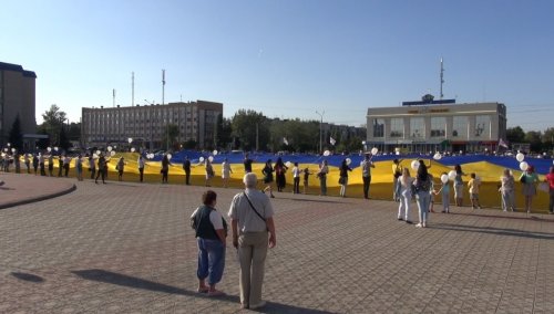 Самый большой флаг Украины в мире приехал в Луганскую область (фоторепортаж)