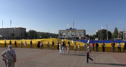 Самый большой флаг Украины в мире приехал в Луганскую область (фоторепортаж)