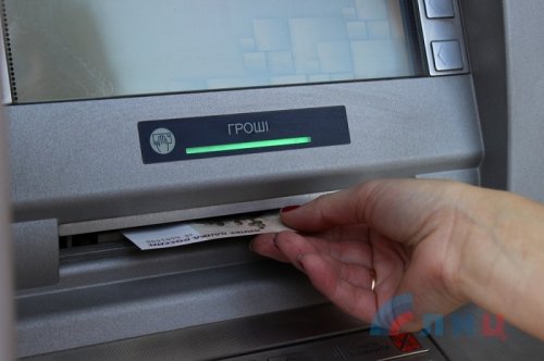 На отжатых банкоматах в Луганске оккупанты наклеили название своего «госбанка»