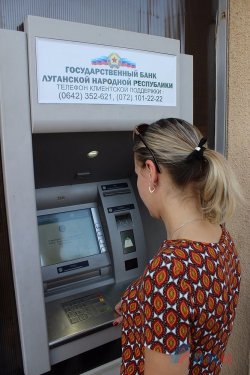 На отжатых банкоматах в Луганске оккупанты наклеили название своего «госбанка»