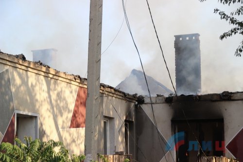 Боевики обвинили ВСУ в обстреле Красного Яра. Горит жилой дом