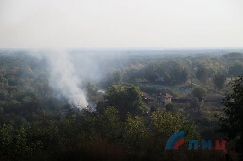 Боевики обвинили ВСУ в обстреле Красного Яра. Горит жилой дом