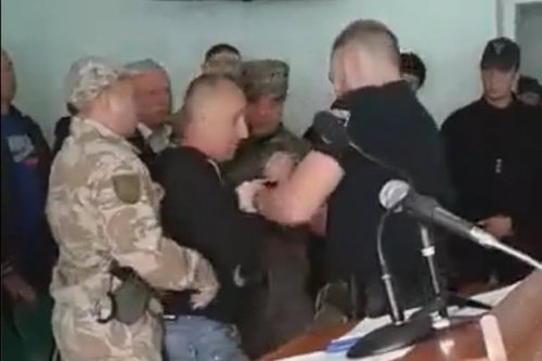 В полиции рассказали, как «спасли» людей от рубежанского активиста с двумя кольцами от гранат и консервной банкой 