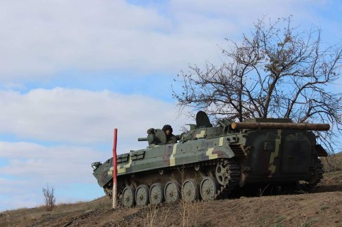 На Луганщине «бронеснайперы» соревновались на меткость (фото)