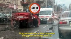 В центре Киева перевернулся автомобиль