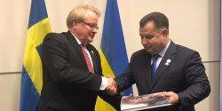 Украина получила поддержку Швеции в вопросах привлечения миротворческой миссии на Донбасс