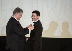 Порошенко дал орден режиссеру «Киборгов»