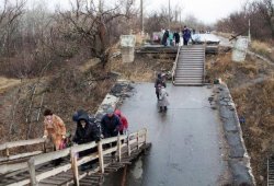 В Станице Луганской Красный крест начал ремонт моста