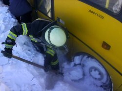 В Новоайдарском районе в снежном заносе застрял автобус с детьми 
