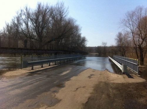 "Старый" мост в Новоайдаре частично подтоплен (фото)