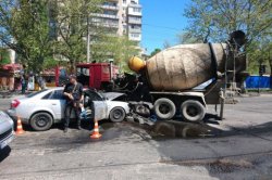 В Одессе грабители, скрываясь от полиции, протаранили бетономешалку