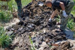 На Днепропетровщине выкопали мешки с вещами погибших бойцов АТО
