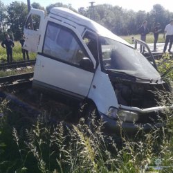 В Одесской области легковой автомобиль выехал на железнодорожный переезд и столкнулся с поездом