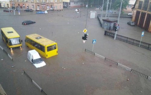 Во Львове парализовано движение транспорта в результате ливня (видео)