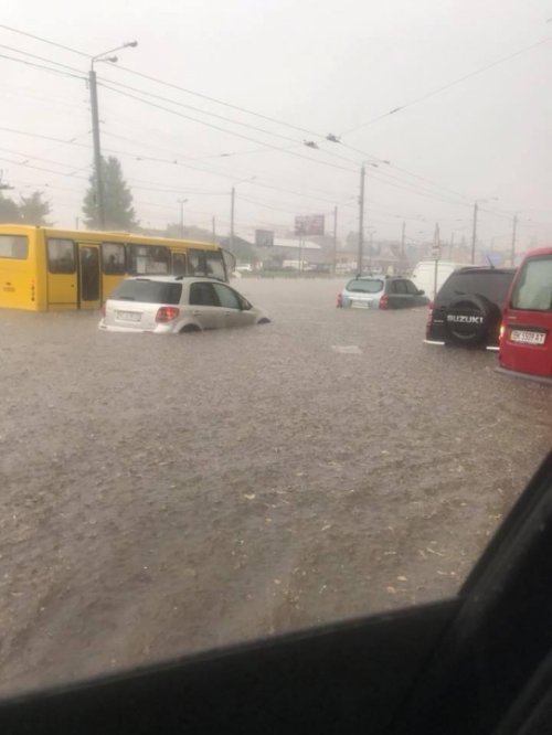 Во Львове парализовано движение транспорта в результате ливня (видео)