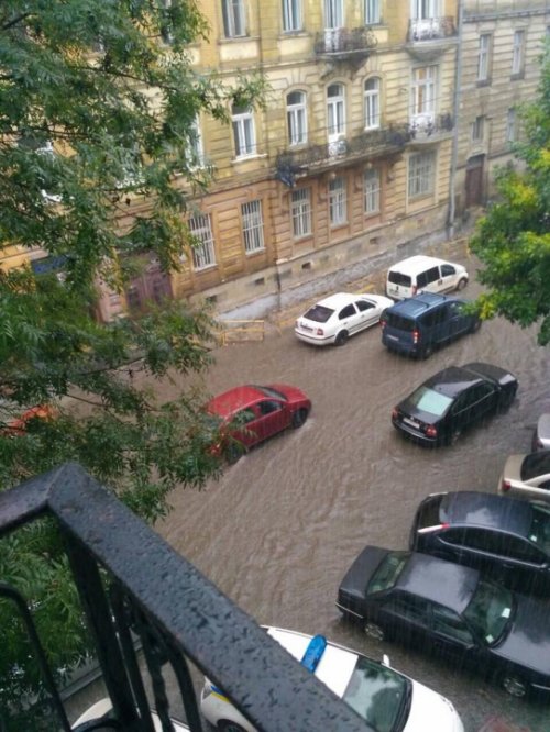 Во Львове парализовано движение транспорта в результате ливня (видео)