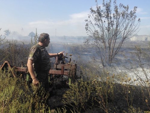 Боевики обстреляли Катериновку зажигательными боеприпасами (фото) 