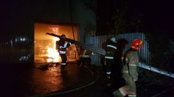 В Киеве при пожаре на СТО сгорело 2 автомобиля