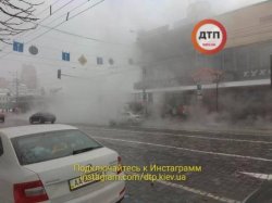 В центре Киева снова прорвало трубу с горячей водой
