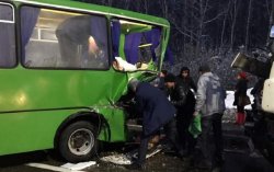 Под Киевом столкнулись маршрутный автобус и грузовик