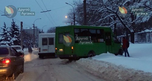 В оккупированном Луганске столкнулись две маршрутки 