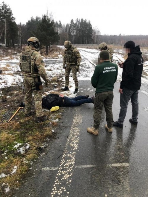 На Житомирщине сотрудники СБУ задержали торговцев оружием