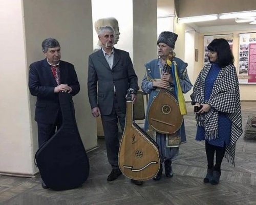 На Луганщине прошел волонтерский проект «Первая кобза Черниговщины детям и защитникам Луганщины»