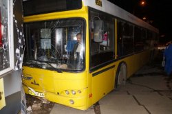 В Киеве автобус с пассажирами протаранил два МАФа