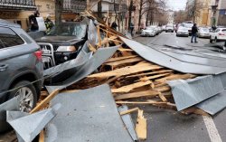 В Киеве на проезжую часть обрушилась крыша здания