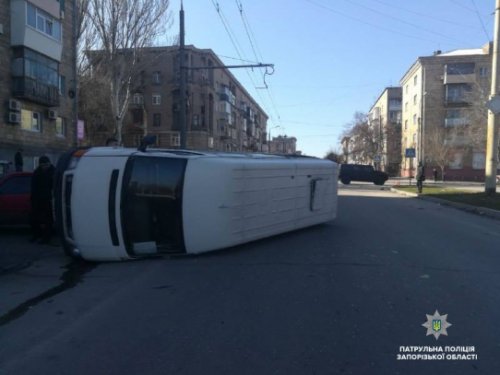 В Запорожье «Хаммер» перевернул маршрутку