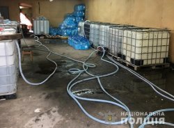 На Киевщине накрыли цех по производству водки из стеклоомывателя