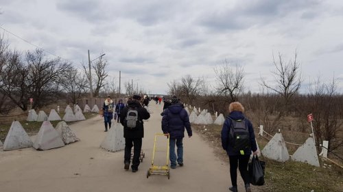 На КПВВ в Станице волонтеры хотят помочь нуждающимся маломобильным группам людей пересекать пункт