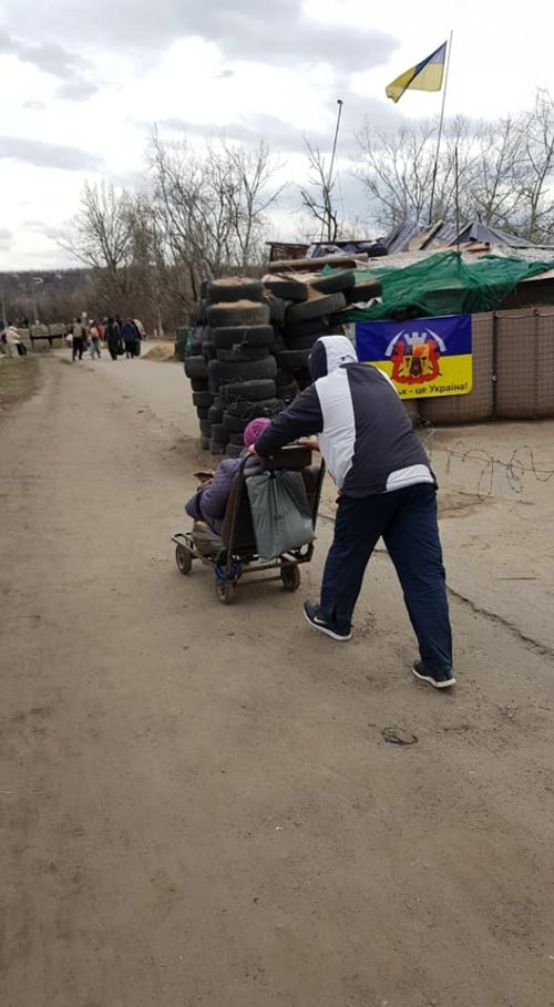 На КПВВ в Станице волонтеры хотят помочь нуждающимся маломобильным группам людей пересекать пункт